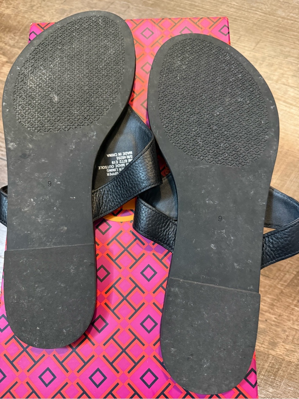 Tory Burch Black Leather Logo Thong Sandals with Gold Emblem - Picture 2 of 2